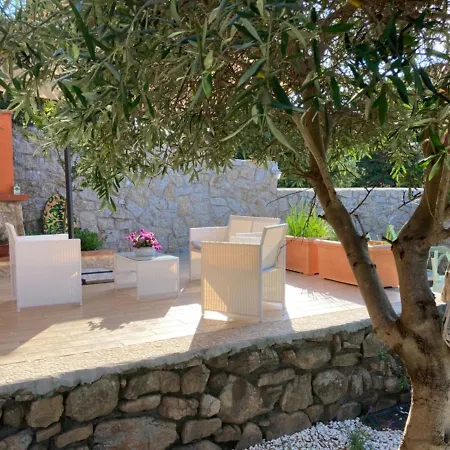 Le Bougainvillea Guest house